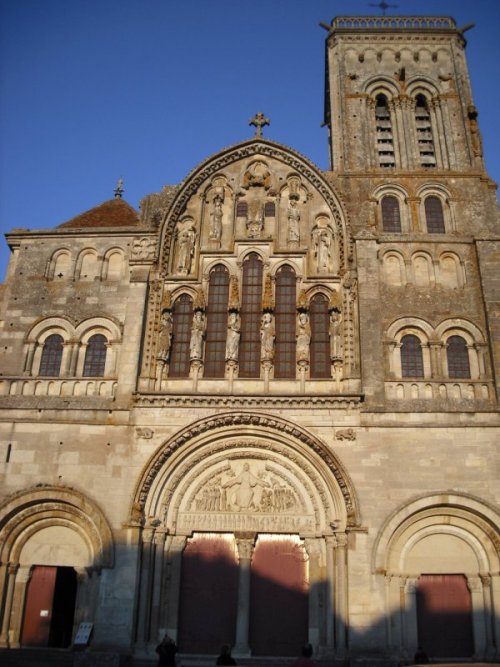 Vezelay west front evening small.JPG