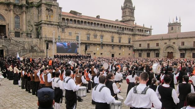 Crowds and bands waiting for Pieces.jpg