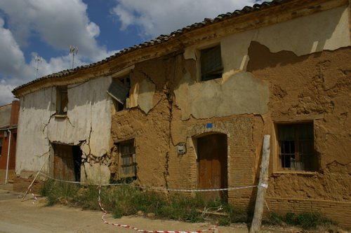 1004-old houses in Moratinos (Ledigos-Sahagun, 05.06.2011).jpg