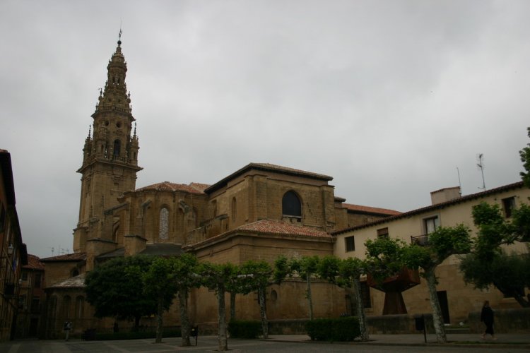 0614-cathedral from Plaza Mayor (Sto.Domingo de la Calzada, 26.05.2011).jpg
