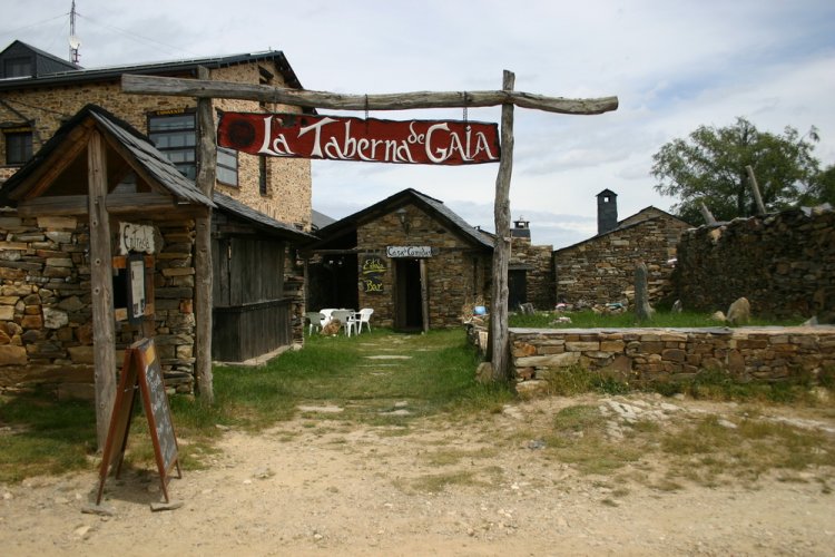 1237-La Taberna de Gaia in Foncebadon (Rabanal del Camino-Acebo, 12.06.2011).jpg