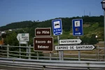 1500-signposts on bridge over rio Mino before Portomarin (Morgade-Ventos de Naron, 19.06.2011).webp