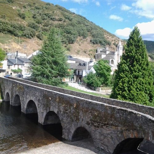 Roman bridge at the entrance to Molinaseca,