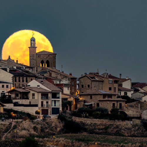 Full moon rises over Cirauqui