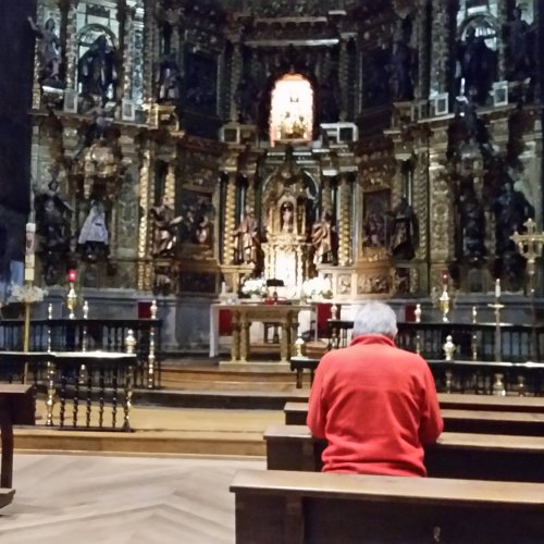 praying in Los Argos church