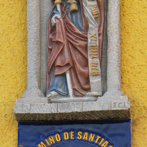 The very small statue on the facade of the house No. 63, Fuente Nuevas