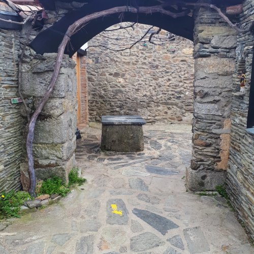 VdlP: Courtyard at Albergue parroquial de peregrinos - Fuenterroble de Salvatierre
